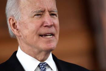 El gobierno de Biden, a la defensiva ante su primera crisis migratoria