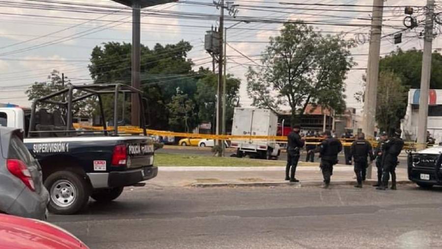 VIDEO: Conductor atropella a sus asaltantes en Guadalajara; uno pierde la vida