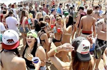 Abarrotan j&oacute;venes la Isla del Padre sin medidas sanitarias contra Covid