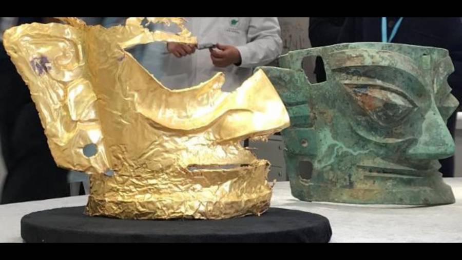 En China, arque&oacute;logos descubren una m&aacute;scara de oro de 3 mil a&ntilde;os de antiguedad