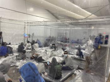 En el suelo y aglomerados, as&iacute;  est&aacute;n los migrantes en EU