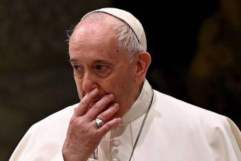 Papa ordena recortes de salario a cardenales y cl&eacute;rigos