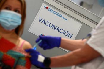 Reanuda España vacunación con dosis de AstraZeneca