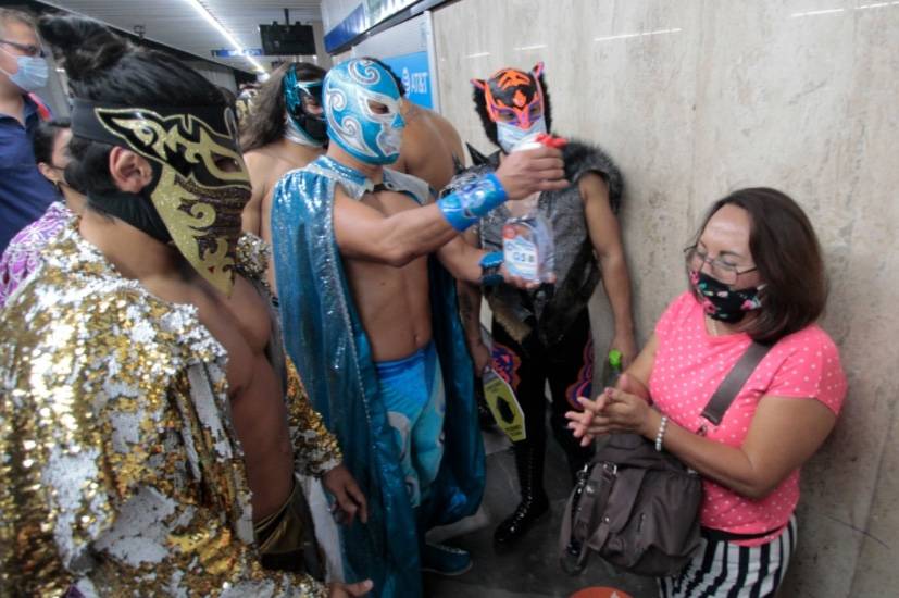 Luchadores recorren el Metro para verificar el uso correcto del cubrebocas