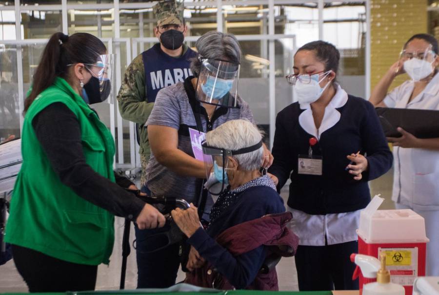 Instruye AMLO a acelerar vacunación