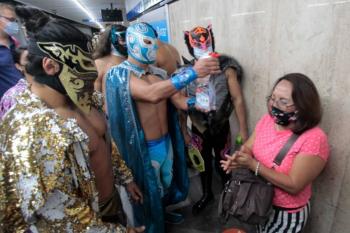 Luchadores recorren el Metro para verificar el uso correcto del cubrebocas