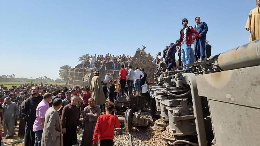 Al menos 32 muertos tras choque de dos trenes en Egipto