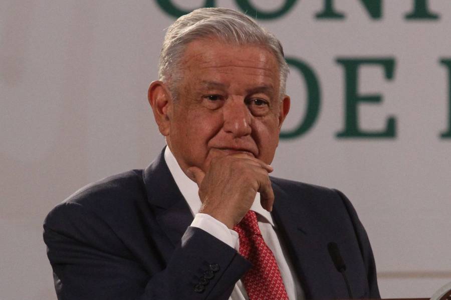 Captan a AMLO haciendo fila para ocupar su asiento en vuelo comercial