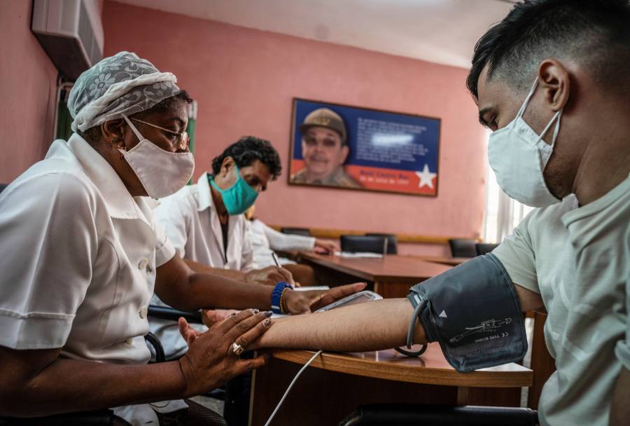 Cuba prueba Soberana 2 en personal sanitario