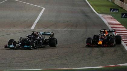 Hamilton supera a Verstappen en Gran Premio de F1 de Baréin