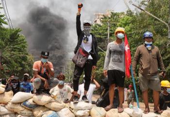 Cerca de 90 muertos en nueva jornada de represi&oacute;n militar en Birmania