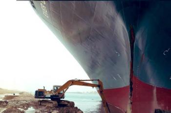 Siguen sin éxito trabajos para desencallar buque y liberar el canal de Suez