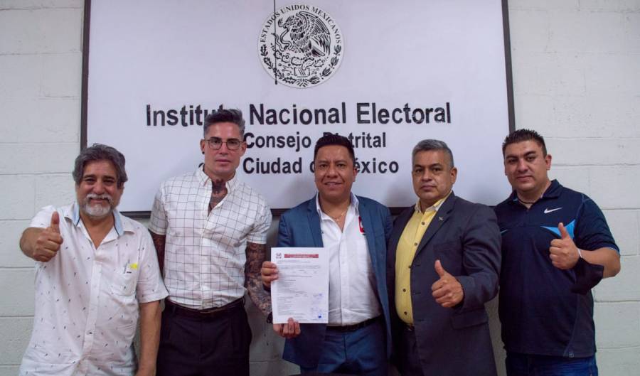 Completa registro Alejandro Olivos ante el INE como candidato a diputado federal