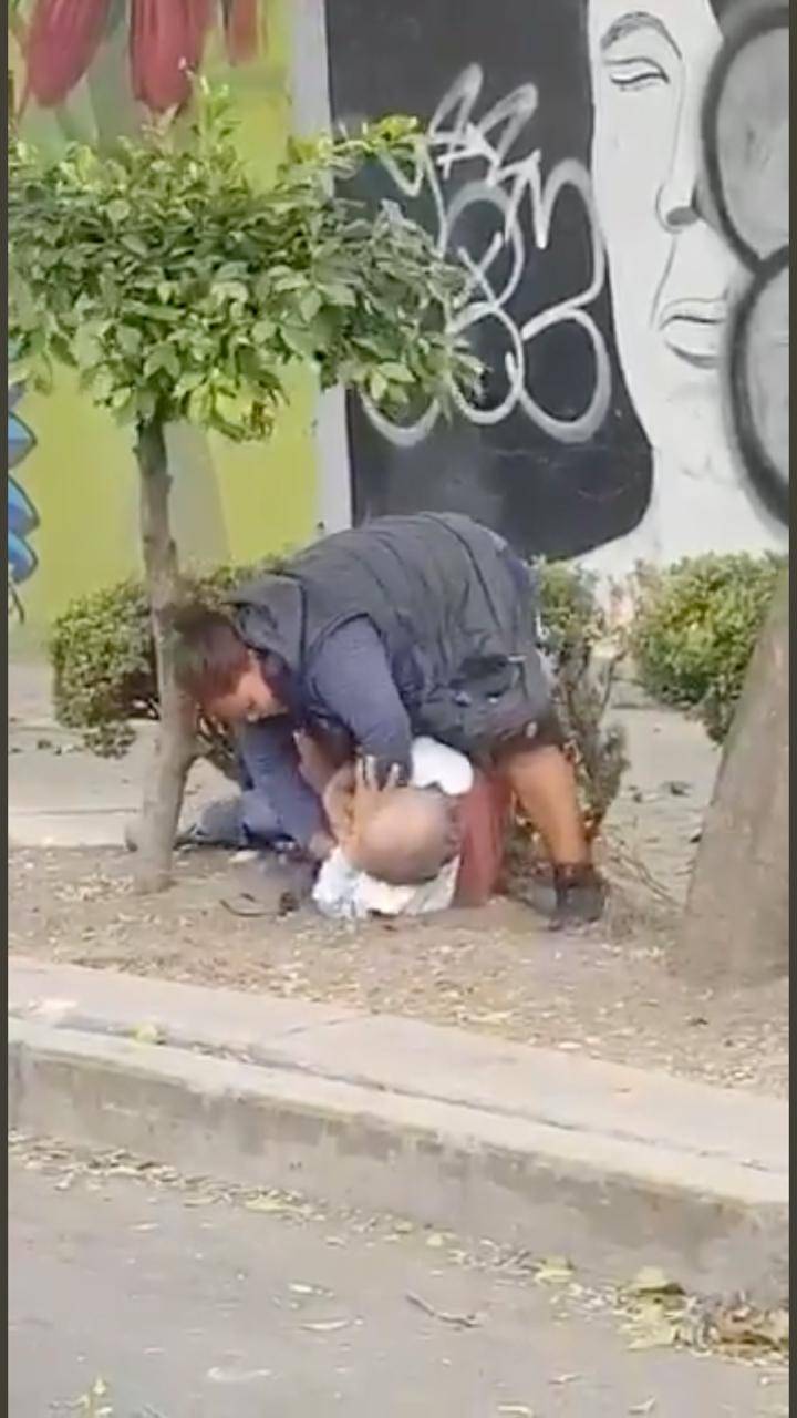 Video: En CDMX, mujer golpea brutalmente a un abuelito