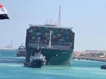 Tr&aacute;fico en Canal de Suez se reanuda tras reflotar barco atrapado