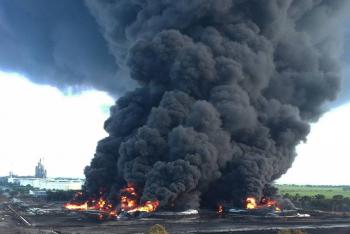 Incendio en refiner&iacute;a de Indonesia deja varios heridos y casi mil evacuados