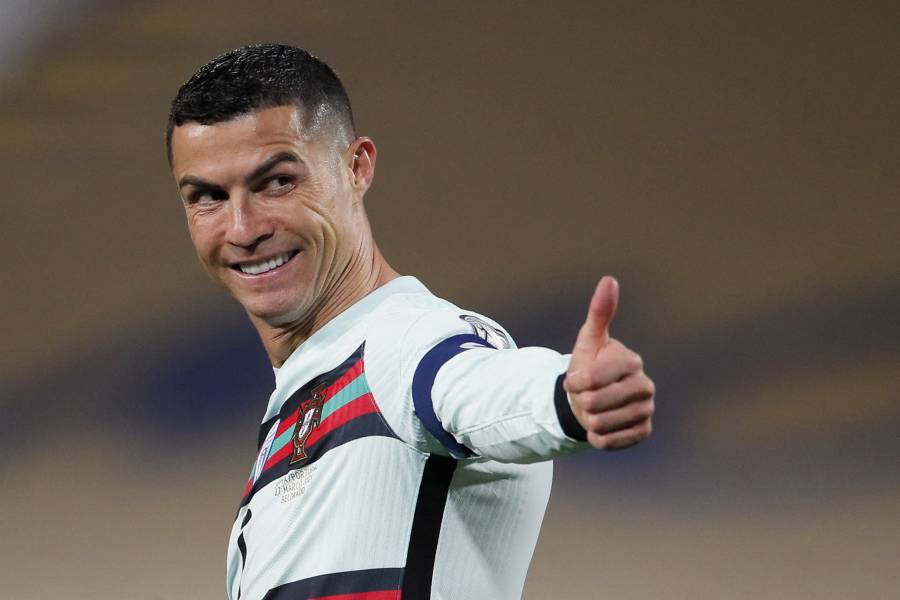 Subasta ben&eacute;fica del brazalete lanzado por Cristiano Ronaldo en Belgrado