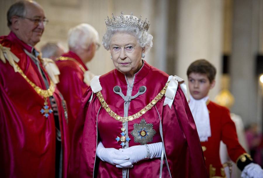 La reina Isabel II se reúne con pilotos que 