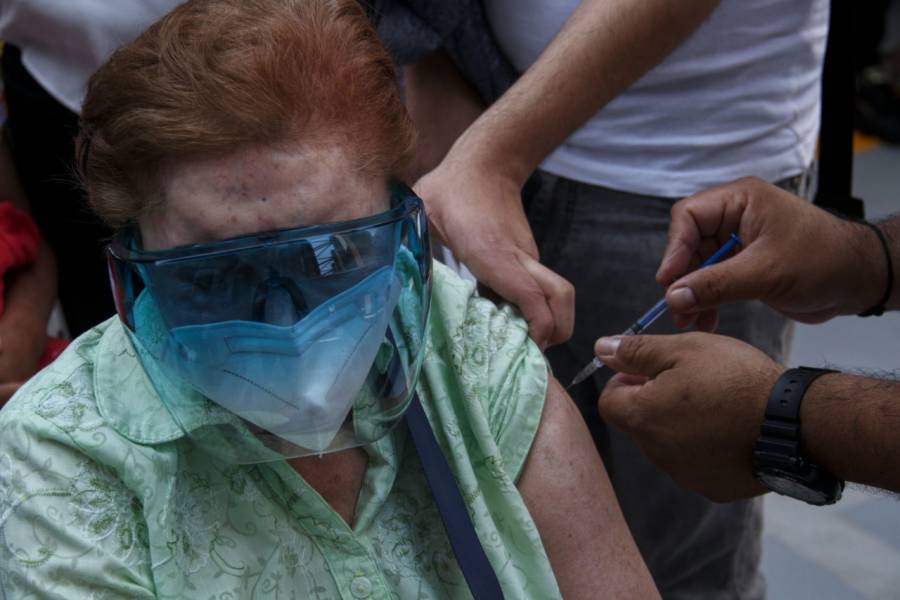 Inicia vacunación contra Covid-19 en 3 alcaldías