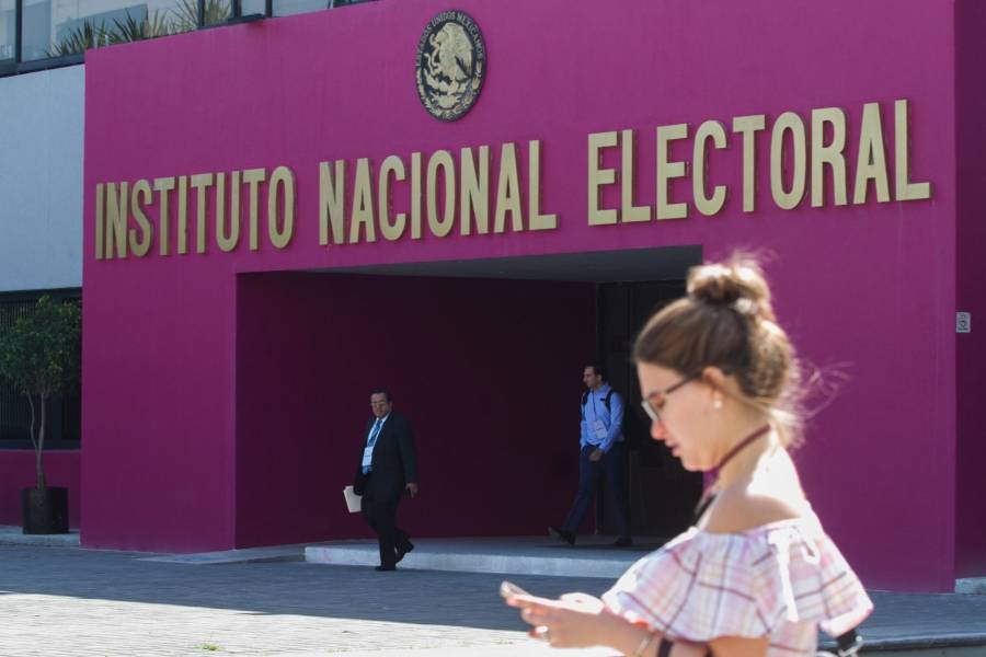 Académicos, escritores, periodistas y políticos de oposición piden “frenar ataques” contra el INE
