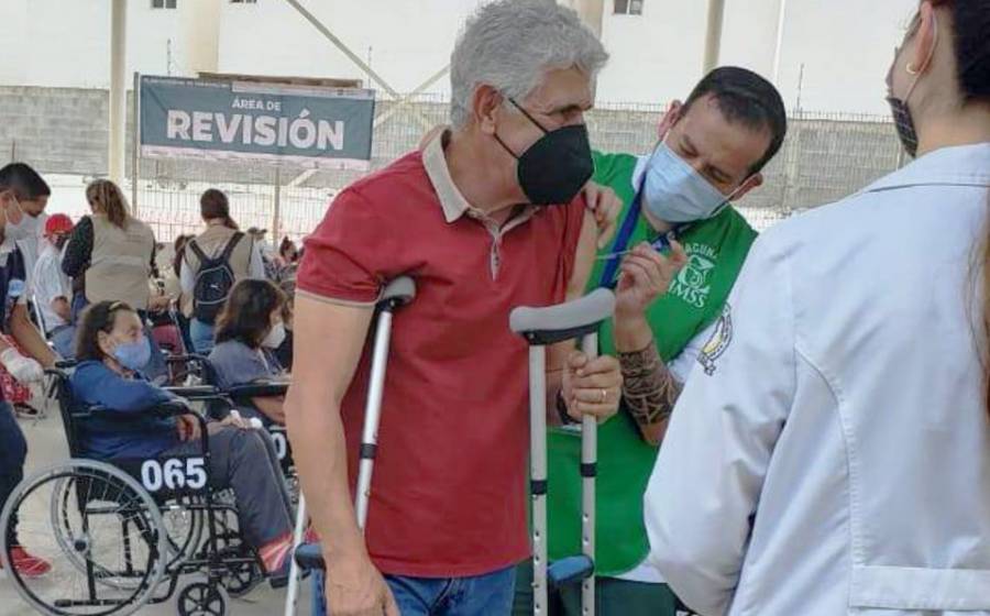 “Tuca” Ferretti recibe primera dosis de vacuna contra el COVID-19