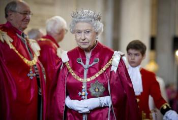 La reina Isabel II se re&uacute;ne con pilotos que 
