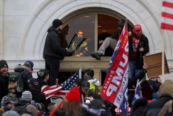 Dos polic&iacute;as del Capitolio demandan a Donald Trump por violencia del 6 de enero