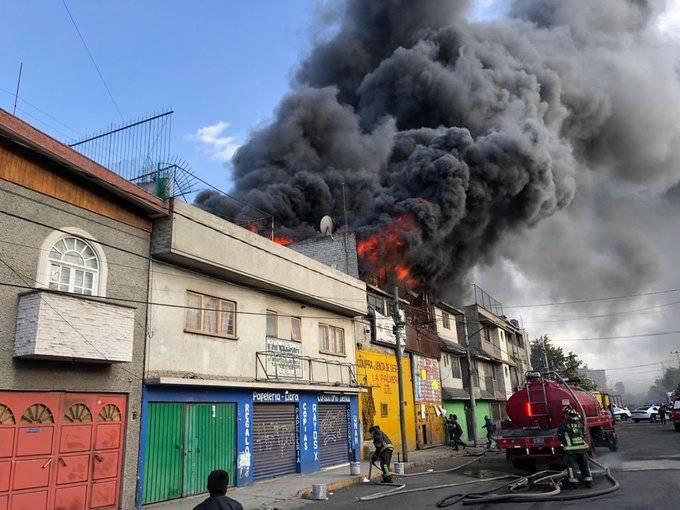 Se registra incendio en la colonia Renovación en Iztapalapa. Bomberos trabajan en la zona