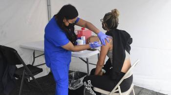 EEUU busca fomentar vacunaci&oacute;n contra el Covid-19 con campa&ntilde;a en ingl&eacute;s y espa&ntilde;ol