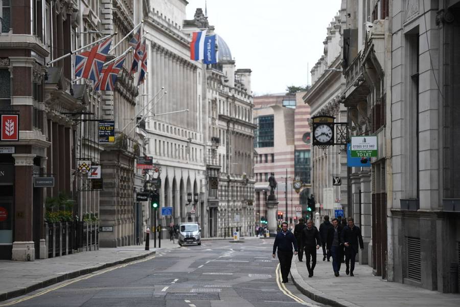 Inglaterra cierra sus fronteras a cuatro nuevos países por COVID-19
