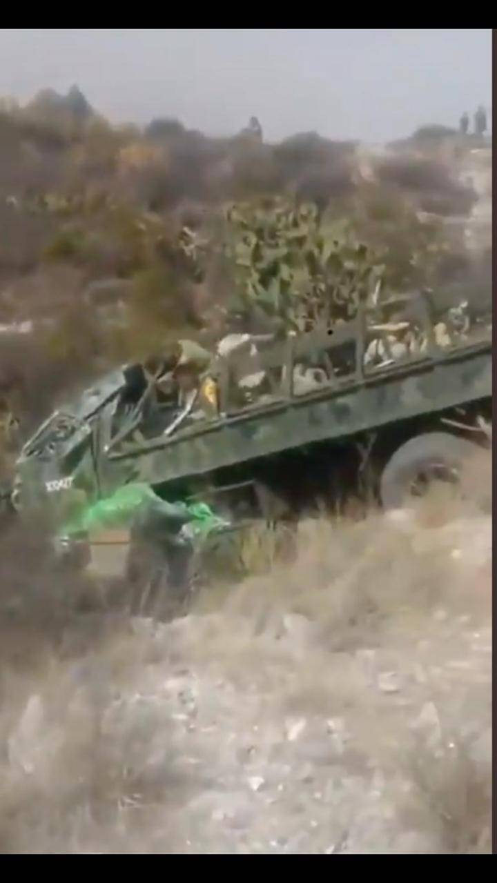 Video: Camión militar se vuelca en la Puebla-Orizab, reportan dos fallecidos