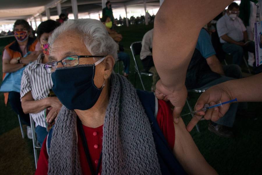Más de un millón de adultos mayores vacunados contra Covid en CDMX