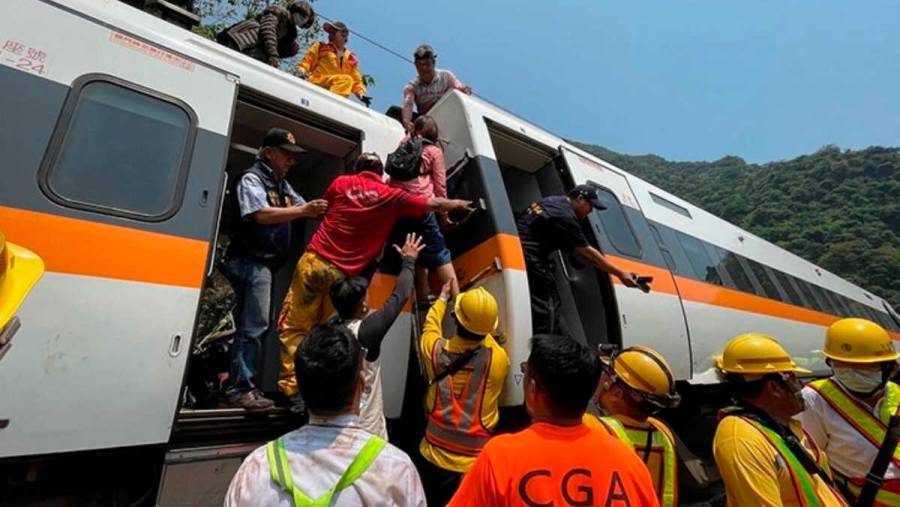 Al menos 48 muertos es el saldo del choque entre un camión y un tren en Taiwan
