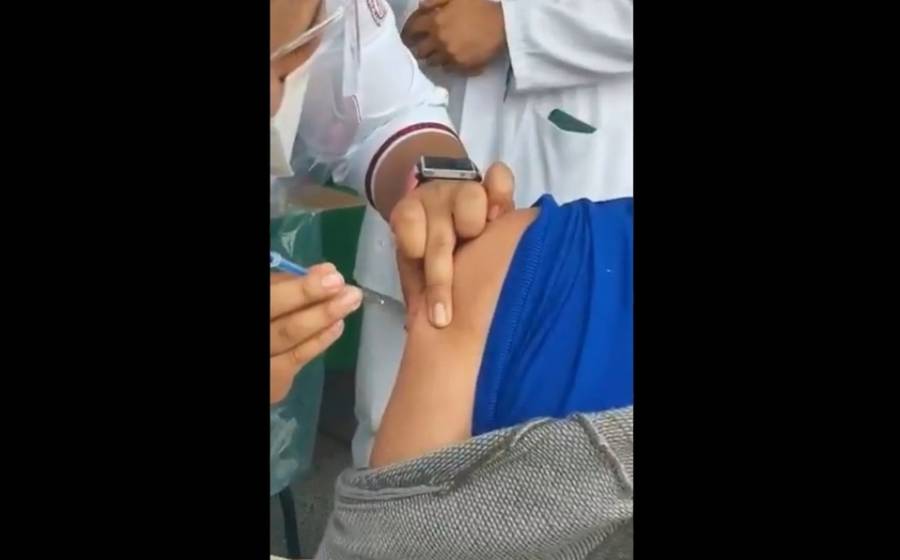 Una enfermera en la CDMX aplicó vacuna sin líquido con el biológico contra el Covid