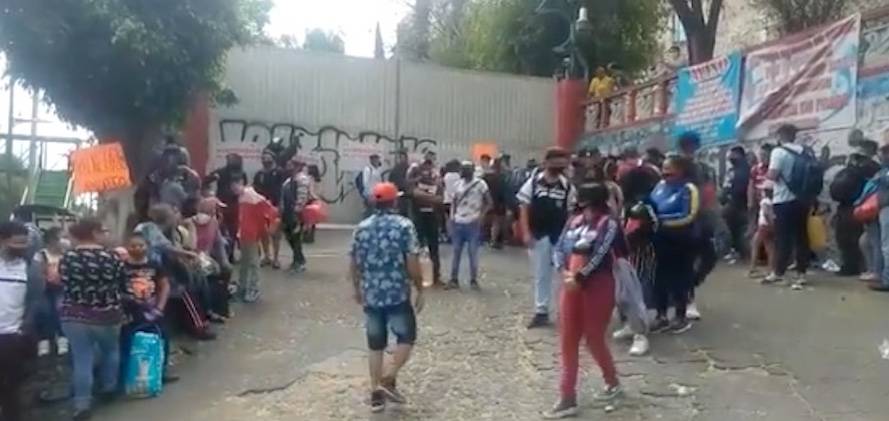 Tras clausura de balneario en Iztapalapa, inconformes cierran la Calzada Ignacio Zaragoza