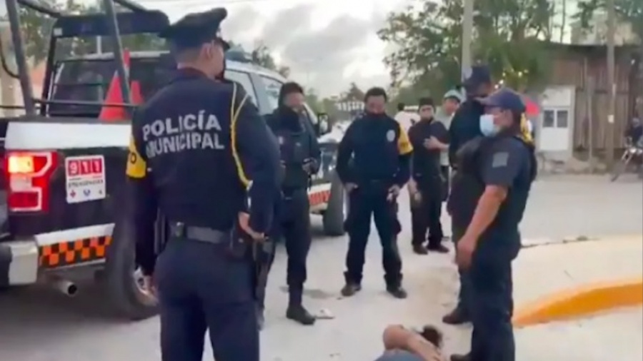 Testigos aseguran que fueron seis los policías que arrestaron a Victoria Salazar en Tulum