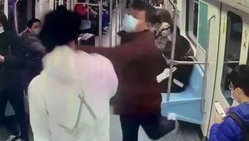 Un hombre golpea a pasajero en el Metro