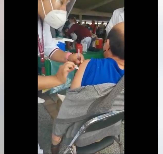 Retiran a enfermera que fingió vacunar a adulto mayor en la GAM