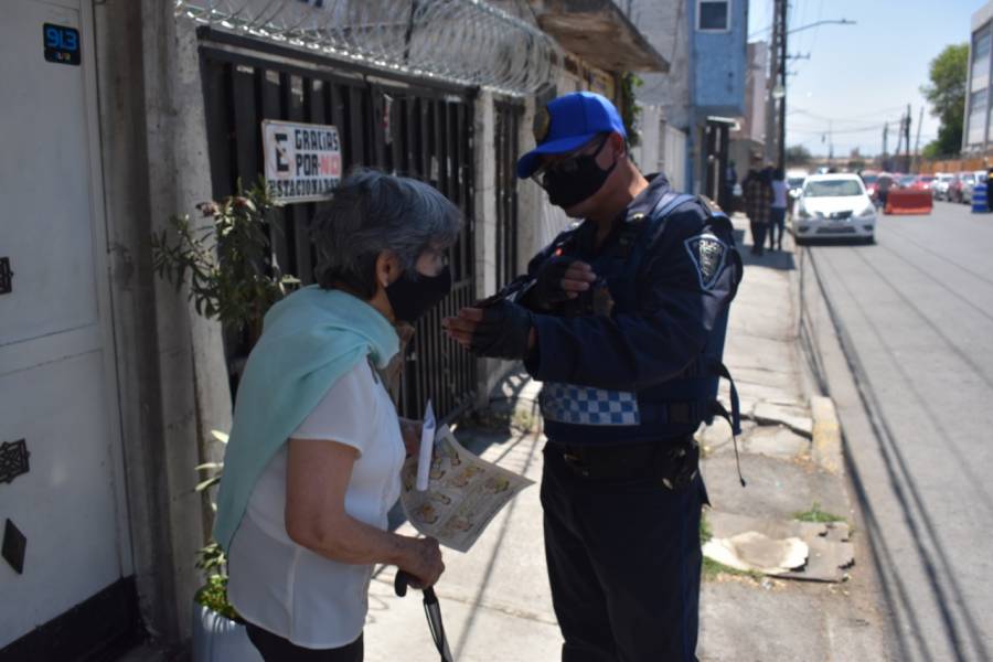 Iztapalapa: Policías auxilian a adulta mayor, no encontraba a familiares tras vacunarse en FES Zaragoza
