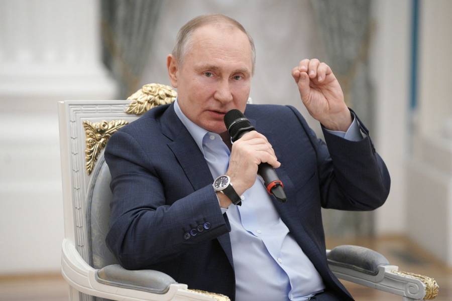 Vladimir Putin firma la ley que le permite optar a dos mandatos más en Rusia