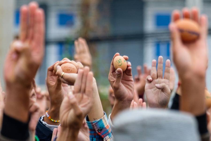 Denuncian represi&oacute;n pol&iacute;tica en Birmania con mensajes en huevos de Pascua