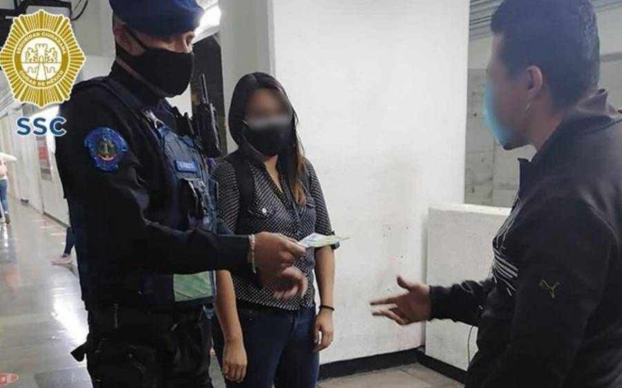 Mujer encuentra fajo de billetes en el Metro y lo devuelve a su dueño