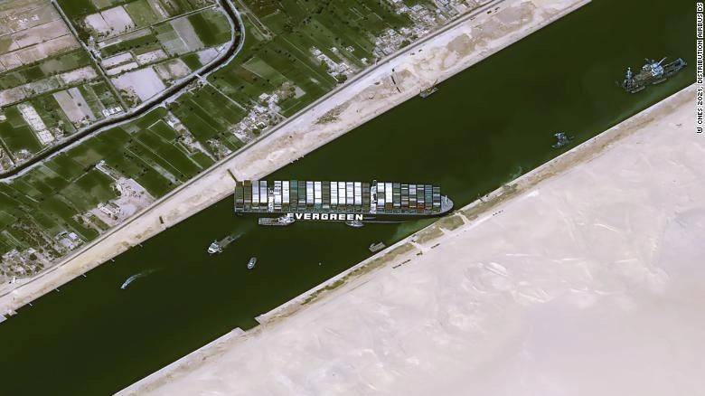 Aún afecta a 119 barcos en Canal de Suez el atasco registrado la semana pasada