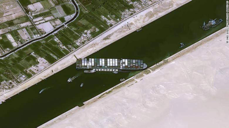 A&uacute;n afecta a 119 barcos en Canal de Suez el atasco registrado la semana pasada