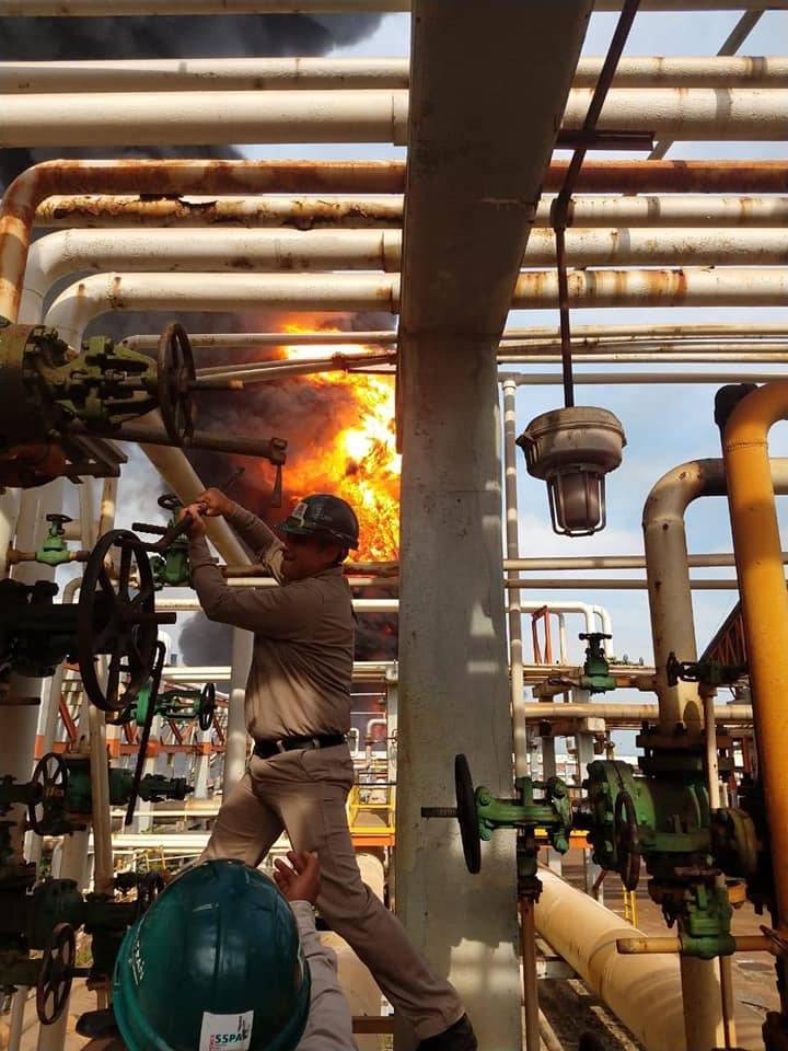 Siete lesionados leves, saldo de incendio en refinería Lázaro Cárdenas: Pemex
