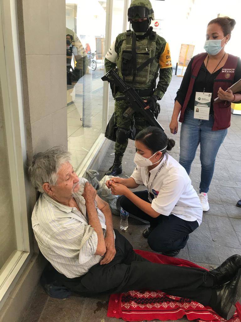 En Guanajuato, vacunan a adultos mayores a domicilio y a indigentes