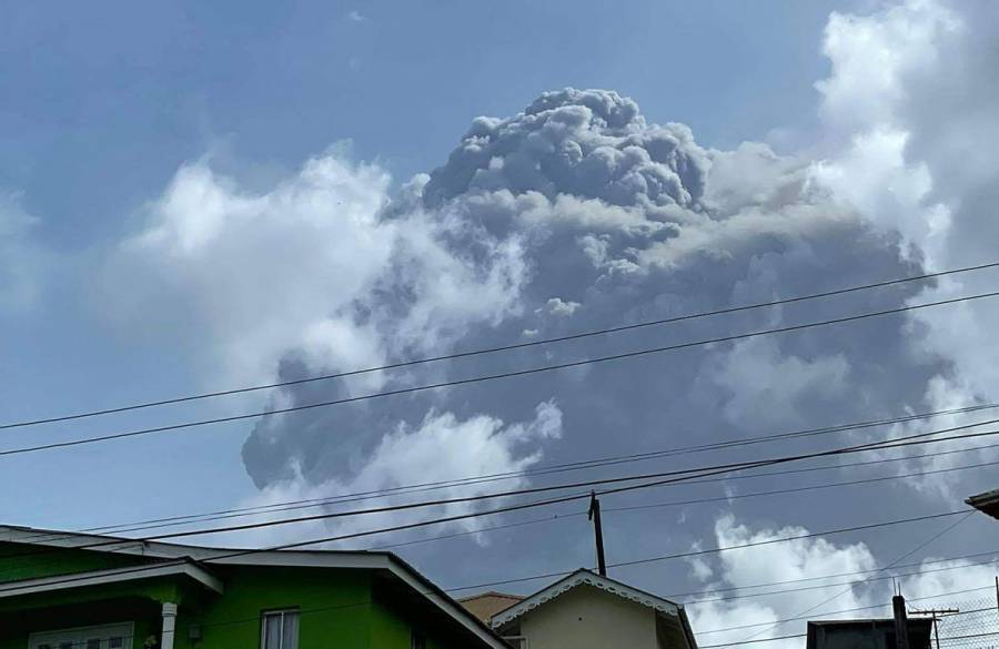 Miles de evacuados tras erupci&oacute;n de volc&aacute;n en San Vicente y las Granadinas