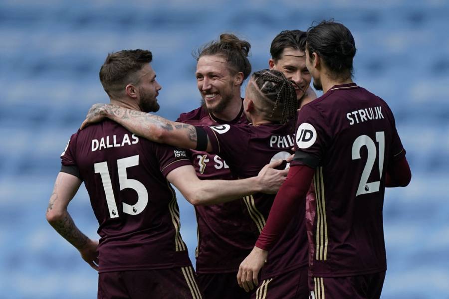 Leeds United aguantó con 10 y venció al Manchester City