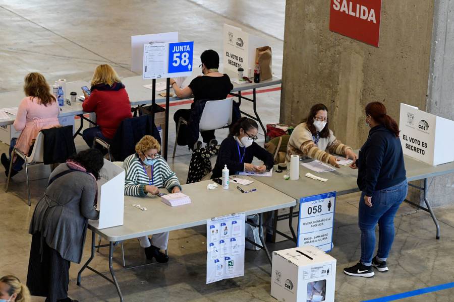 Ecuador arranca segunda vuelta para elegir a su presidente