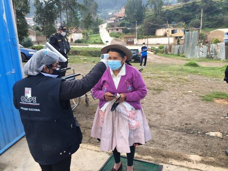 Primer sondeo en Per&uacute; indica empate t&eacute;cnico entre los candidatos a la presidencia